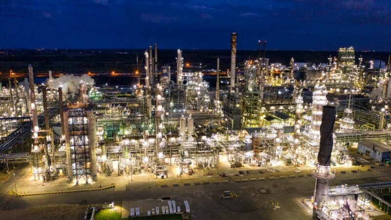 منشآت نفطية تمثل قدرة السعودية على إمداد الأسواق العالمية رغم إغلاق هرمز | Oil facilities representing Saudi capacity to supply global markets despite Hormuz closure