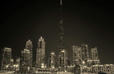 أفق دبي العمراني مع الأبراج الحديثة - Dubai skyline with modern towers