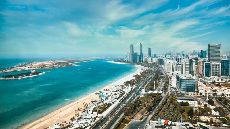 happy people city waterfront skyline UAE Dubai Abu Dhabi modern urban life - Photo by Kevin Villaruz