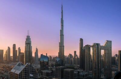 أفق دبي مع مشاريع عقارية فاخرة | Dubai skyline with luxury real estate developments