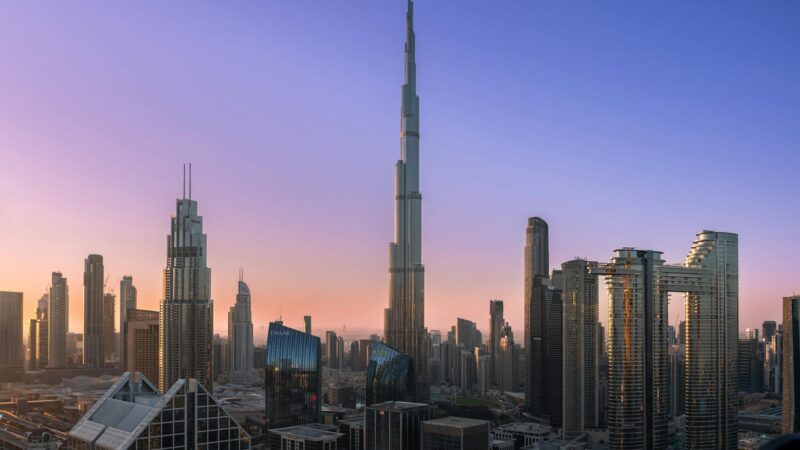 أفق دبي مع مشاريع عقارية فاخرة | Dubai skyline with luxury real estate developments