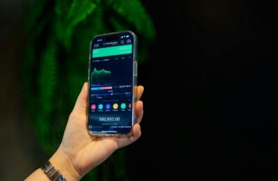 شاشة تداول في سوق الأسهم تعرض بيانات مالية | Stock market trading screen showing financial data