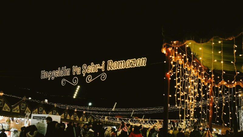 ramadan shopping mall middle east night economy consumers 2026 - Photo by Beyzaa Yurtkuran