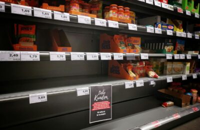 supermarket shelves food prices gulf middle east shortage inflation 2026 - Photo by Roy Broo