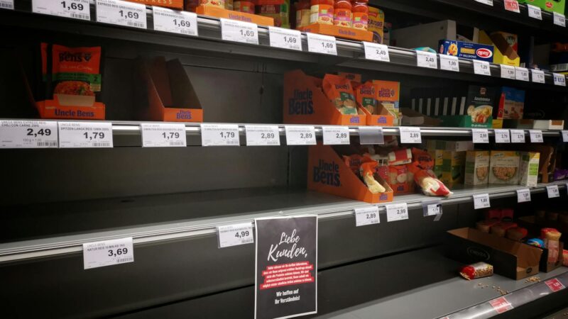 supermarket shelves food prices gulf middle east shortage inflation 2026 - Photo by Roy Broo