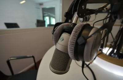 Top Arabic podcasts 2026 - microphone and headphones for podcast recording
