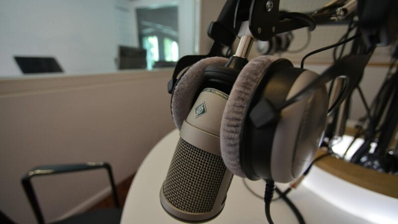 Top Arabic podcasts 2026 - microphone and headphones for podcast recording