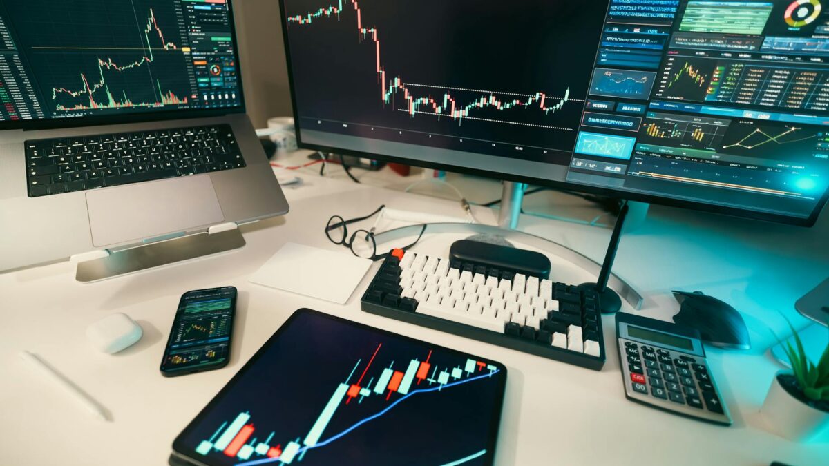 Financial trading dashboard with multiple screens displaying stock market data, charts, and price tickers in a modern trading room | لوحة تداول مالية بشاشات متعددة تعرض بيانات سوق الأسهم والرسوم البيانية وأسعار الأصول في غرفة تداول حديثة