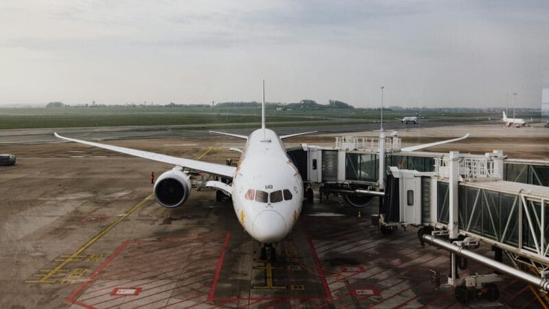 Commercial aircraft at a Gulf airport terminal representing the Emirates vs Qatar Airways rivalry
