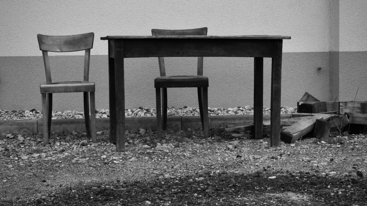 Empty chairs at a diplomatic negotiation table symbolizing the collapse of the Islamabad talks between the US and Iran in April 2026