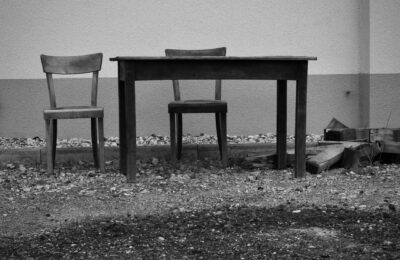 Empty chairs at a diplomatic negotiation table symbolizing the collapse of the Islamabad talks between the US and Iran in April 2026