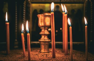 موكب شموع عيد الفصح الأرثوذكسي في كنيسة ليلاً - Orthodox Easter candlelight procession in church at night