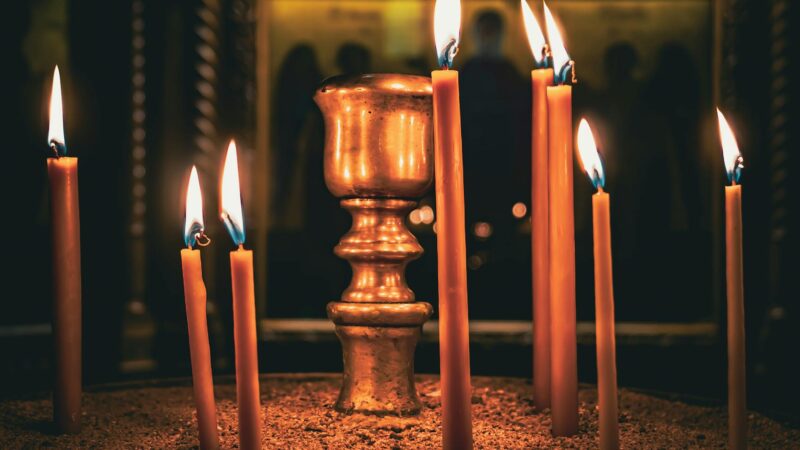 موكب شموع عيد الفصح الأرثوذكسي في كنيسة ليلاً - Orthodox Easter candlelight procession in church at night