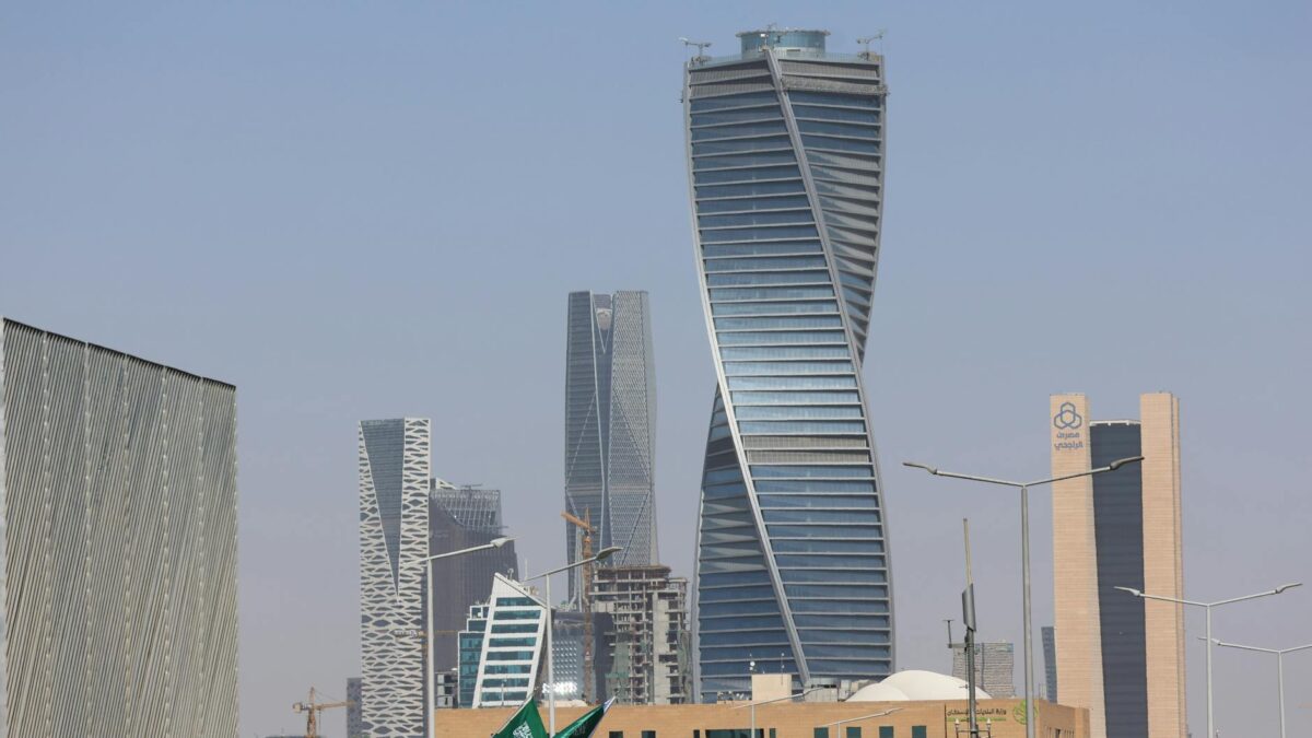 Modern office workplace in Riyadh, Saudi Arabia with Saudi and international professionals working together in a contemporary business environment | مكان عمل حديث في الرياض بالسعودية مع محترفين سعوديين ودوليين يعملون معاً في بيئة أعمال معاصرة