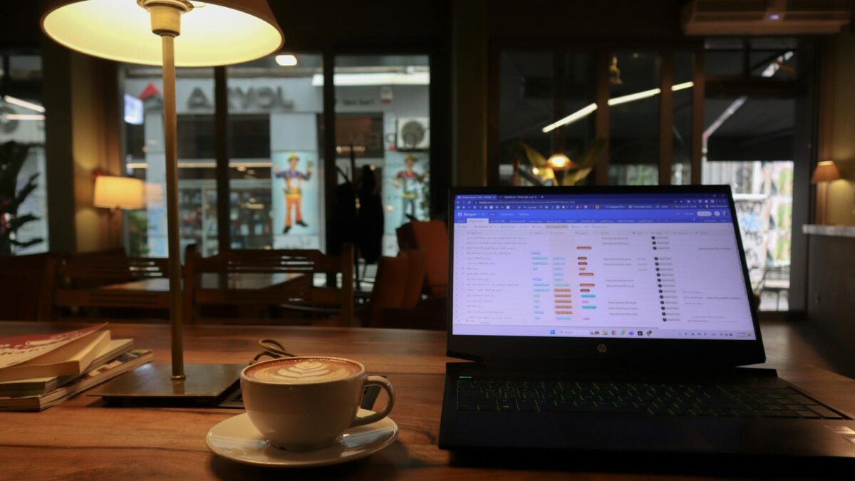 UAE freelancer working from Dubai cafe
