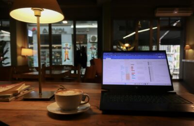 UAE freelancer working from Dubai cafe