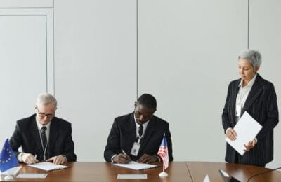 اجتماع دبلوماسي متوتر بين مسؤولين حول طاولة مفاوضات - Tense diplomatic meeting between officials at negotiation table