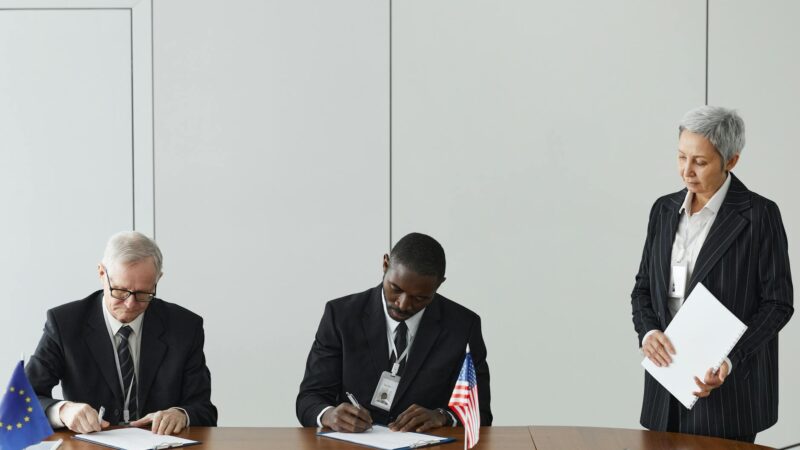 اجتماع دبلوماسي متوتر بين مسؤولين حول طاولة مفاوضات - Tense diplomatic meeting between officials at negotiation table