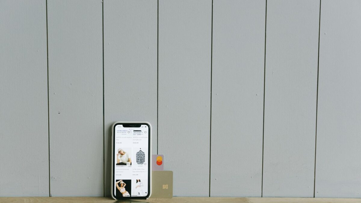 UAE digital banking apps on smartphone