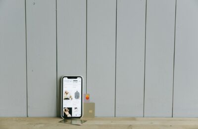 UAE digital banking apps on smartphone