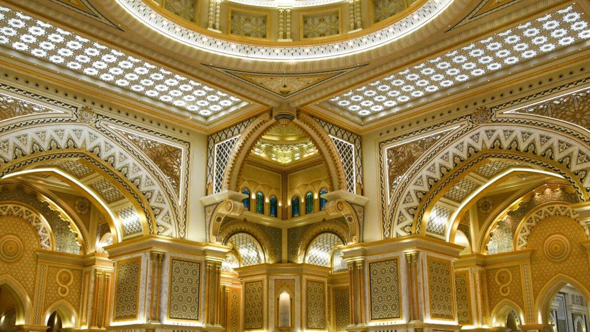Ornate gilded architectural details of an Arab royal palace, illustrating the comparative wealth of Saudi, UAE, and Qatari ruling families analysed in the 2026 ranking.